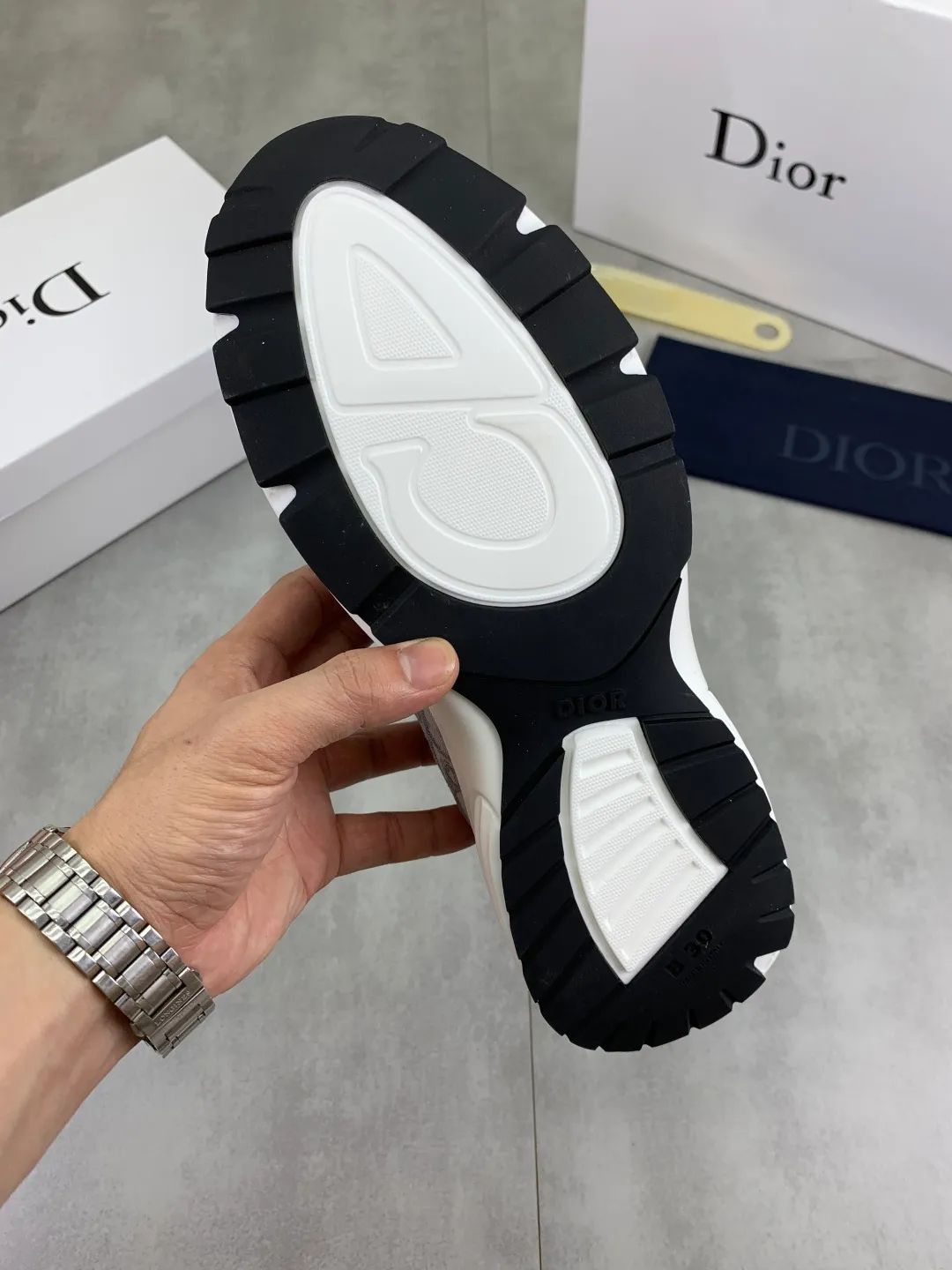 Men's shoes 💰P420 New Dior Chrono 2025 new product B30 series, in white and black fly woven series, decorated with computer-printed CD logo on both sides, star patch on the tongue and Dior logo on the heel, many details highlight the style. The interior is matched with the original color matching mesh, and the interior of the body is supported by low-temperature shaping sheets, and is filled with light feather cotton to keep the interior full and soft against the feet. The exclusive open-molded outsole adopts a one-piece molding process, so there is no need to worry about problems such as the opening and falling of sole decorative accessories. It is light and comfortable to wear, yet strong and wear-resistant. The two-color shoelaces are accessorized with exquisite metal five-pointed star pendants, creating a high-end, trendy and casual look at all times. Color: 5️⃣ colors available, code number: 38-44 (45 customized)